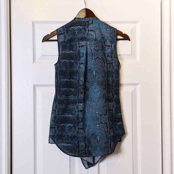 Draped Blue Print Sleeveless Blouse - Picture 2 of 2